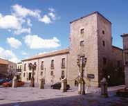 a: de kathedralen van Burgos en Leon, het Romeinse aquaduct van Segovia, de Plaza Mayor en de oudste universiteit van Spanje in Salamanca, de