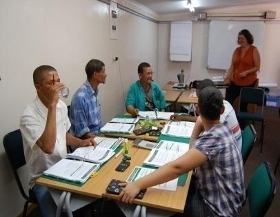 `n Effektiewe fasiliteerder of organiseerder het die vermoë om vinnig aan oplossings te dink wanneer probleme voorkom.