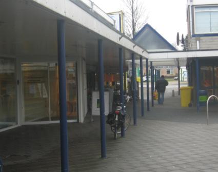 Daarnaast telt het Ordenplein een apotheek, kapsalon en een snackbar. Eén winkelunit staat leeg (voorheen drogisterij). Net buiten het winkelcentrum ligt een viswinkel die recent is afgebrand.