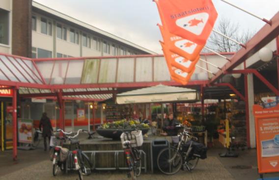Verzorgingsgebied voldoende groot voor sterk wijkwinkelcentrum Apeldoorn West bezit, met ruim 20.000 inwoners, voldoende draagvlak voor een sterk wijkwinkelcentrum.