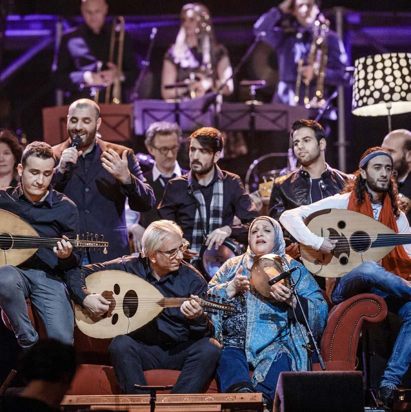 Tegen zoveel harmonieus verklankte goede bedoelingen is geen cynicus opgewassen. En inmiddels weet het NBE hoe je met een minimum aan geklets een diverse muzikale stoet van hoog niveau presenteert.