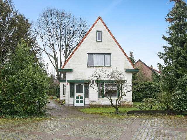 nl Deze in originele staat verkerende woning met fraaie glas-in-lood partijen, is voorts voorzien van 3