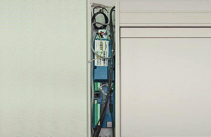 De deuropener is met een beperkt aantal bewegende onderdelen een van de kleinste op de markt. Dat maakt de deur visueel aantrekkelijk en laat een resem unieke installatiemogelijkheden toe.