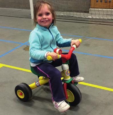 ALLES OP WIELTJES Tijdens deze drie gekke rollende dagen leven we ons uit op allerlei fietsjes. Kleuters zijn gek op bewegen en bewegende dingen.