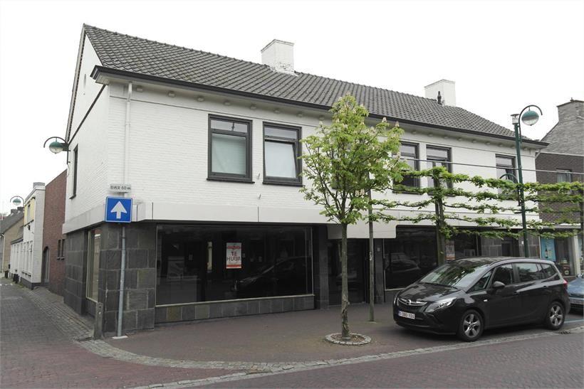 FOTOPAGINA Royale winkelruimte, gelegen op een hoek, in een drukke winkelstraat. Het winkelcentrum is goed bereikbaar via de A2 Eindhoven-Maastricht.