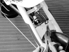 Kleine aanpassingen: draai aan de schroef van de handrem om de remkabel strakker of losser te stellen. Grote aanpassingen: 1.