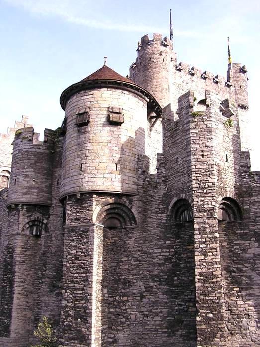 De oorspronkelijke burcht Het Gravensteen werd omstreeks 1180 gebouwd door de graaf van Vlaanderen Filips van den Elzas. De graven van Vlaanderen resideerden er tot in de 14de eeuw.