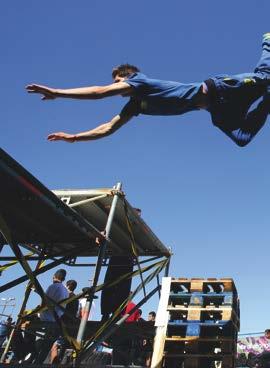 Hou je van en of van cultuur? JUMP XL Turnen vraagt kracht, lenigheid en durf! We gaan salto s en schroeven springen op de tumblingbaan en op de grote en kleine trampoline.