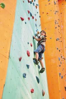 6 trainingen in blok 2 op dinsdag van 15.15 tot 16.15 uur CLIMBING & BOULDEREN Ooit tegen een muur omhoog geklommen? In onze hal hebben we een mooie klimwand waar je leert klimmen en zekeren.