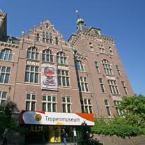 U kunt hier genieten van de steeds veranderende tuin, de kassen met vlinders en cactussen, de monumentale Palmenkas en de