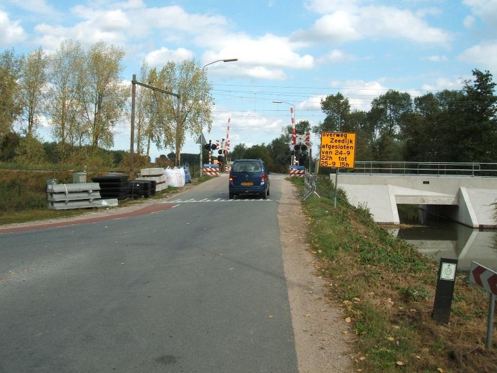 3. 117/020.405, Culemborg, Zeedijk Afbeelding 3, Zeedijk, westzijde. Spoorsituatie 1. Overweguitrusting De overweg is in 1992 voorzien van een ahob. 2.