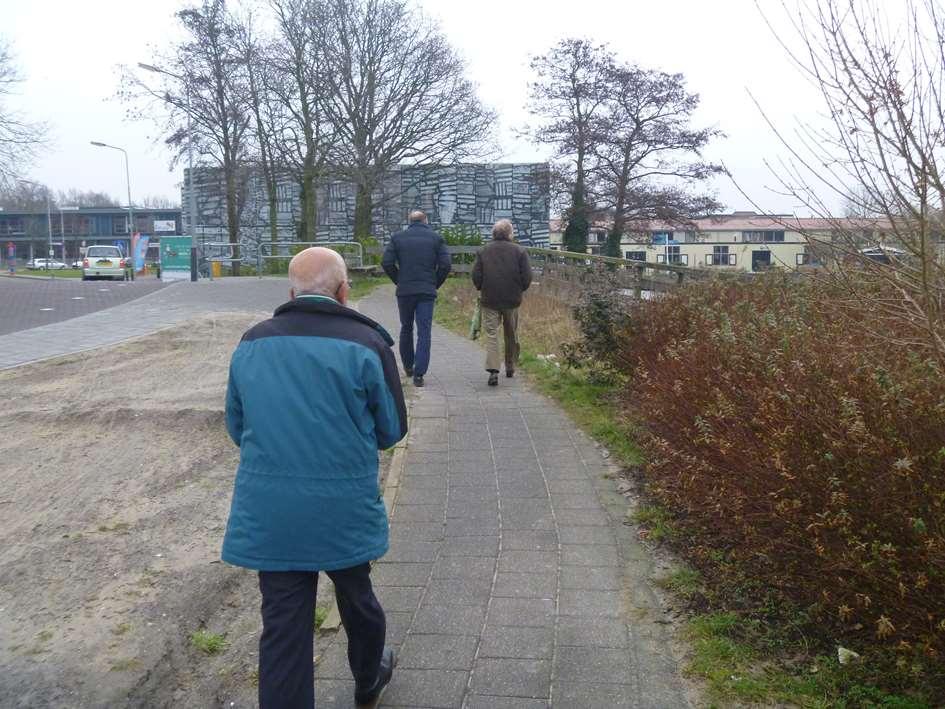 Even voorbij het bruggetje ziet u de ingang van gebouw 'De Toekomst' van het