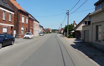 Zowel in het oosten (kant Axelsvaardeken) als in het westen (kant Stationsstraat) worden via