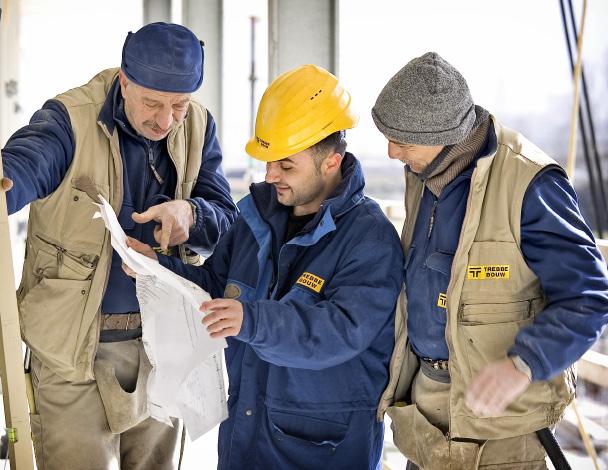 Een knelpunt bij de arbeidsbemiddeling op het azc is de REBAregeling: statushouders die een baan vinden terwijl ze nog in het AZC wonen, moeten een deel van hun salaris afstaan aan het COA en houden