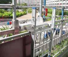 takels leverbaar. Veelal wordt gebruik gemaakt van lichtgewicht aluminium ophangbeugels waarmee de hangbrug eenvoudig naar een volgend stramien is te verplaatsen.