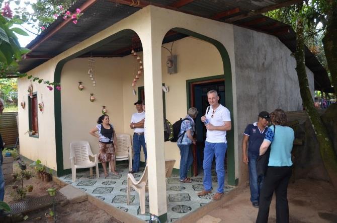 De begunstigden doneren de grond waarop gebouwd wordt aan de lokale organisatie FC Juntos. De huur wordt in 180 maandelijkse termijnen betaald.