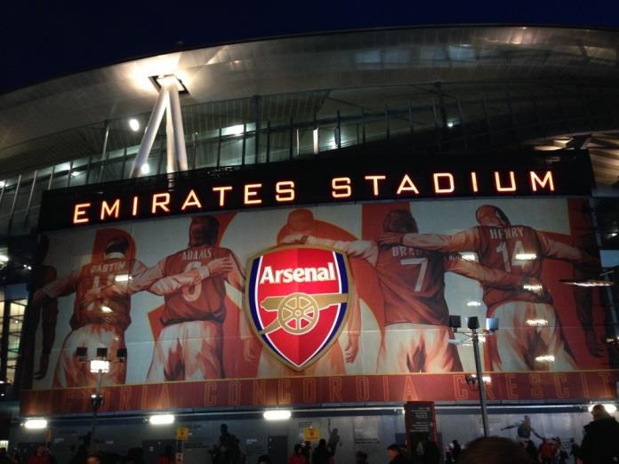 Stadioninfo Zoals gezegd speelt Arsenal haar thuiswedstrijden momenteel in het hypermoderne Emirates Stadium. Dit is sinds 2006 de thuisbasis van The Gunners.
