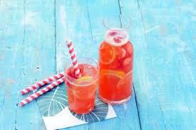Aardbeiengember limonade met citrus 2 cm verse gember 100 ml kokend water 1 grapefruit 250 g aardbeien 5 el vloeibare honing 750 ml water 1 citroen 1.
