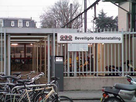 De gewenste stallingscapaciteit wordt mede bepaald door het hiërarchisch niveau van het station in het netwerk.