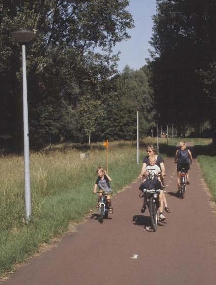 Wanneer openbare verlichting noodzakelijk is, worden aan de verlichtingsinstallatie vervolgens speciale eisen gesteld om de lichthinder te beperken, b.v. door lage armaturen te gebruiken en de lichtstraal meer neerwaarts te richten.