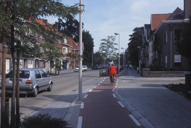 4.5.1.1 Kruising van voorrangsweg met ondergeschikte zijweg zonder verkeerslichtenregeling Ontwerpaanbevelingen Het fietspad op de voorrangsweg behoudt zijn voorrang op alle andere weggebruikers.