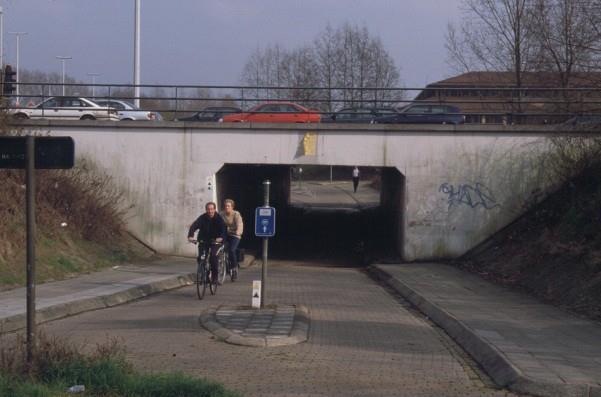 De te kruisen infrastructuur wordt als viaduct verhoogd, waardoor de fietsweg op het niveau van het maaiveld kan blijven.