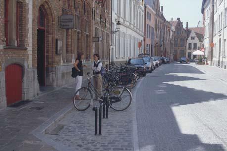 Nadat de fiets er wordt ingeplaatst, kan deze houder worden vergrendeld door middel van een schuifpal die met een eigen slot geblokkeerd dient te worden.