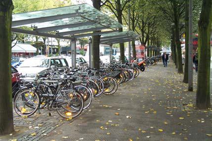 vaak biedt een fietsenstalling bescherming tegen weersinvloeden en/of fietsendiefstal. Foto 4.