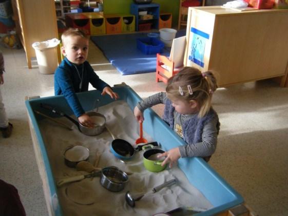 Middageten en speeltijd Kinderen die naar huis gaan eten, mogen afgehaald worden in de klas om 12u00.