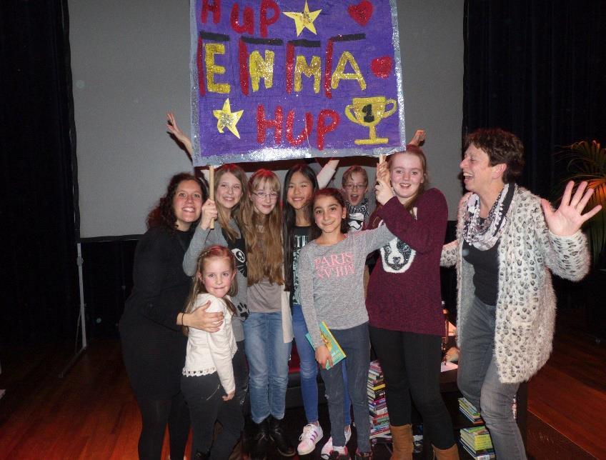 2 Voorleeswedstrijd gewonnen door Emma uit groep 8! Op zaterdagmiddag 28 januari vond in de Nieuwe Nobelaer in Etten-Leur de zinderende lokale finale van de Nationale Voorleeswedsstrijd plaats.