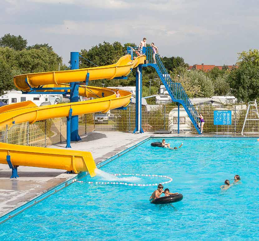 OP DE CAMPING 2 verwarmde openluchtzwembaden (25 m 2 ) met waterglijbaan Wifi Sportterrein voor basket en minivoetbal Petanqueterreinen Beachvolleyveld Was- en droogmachines Supermarkt en bakkerij