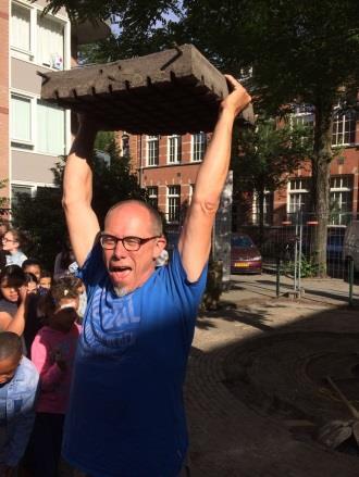 Dan hebben we dinsdag jl. ook de start van ons nieuwe schoolplein gevierd! Een praatje, een tegel eruit en toen de Wilgendans met Jan de Wilgenman!