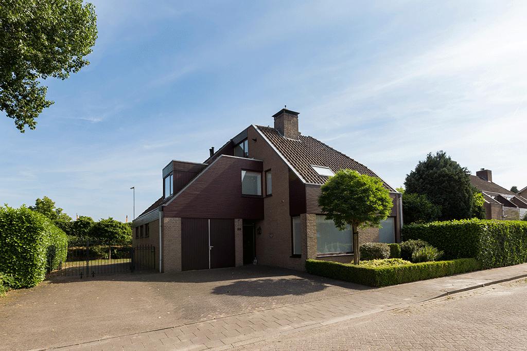 Voor meer informatie bel: 040-2544737 TE KOOP Veldhoven Kleine Dreef 32 VRAAGPRIJS: 495.000,- K.K. Op een fraaie locatie in Oud Veldhoven, ruime vrijstaande woning met garage en veel privacy.