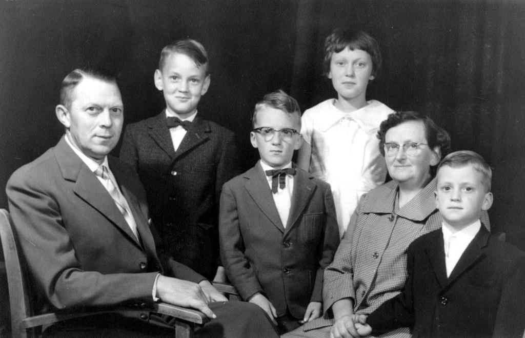 In 1957 wordt Bert eigenaar van de boerderij. De binnenzijde van de boerderij wordt geheel verbouwd en gerenoveerd. Hiernaast de familiefoto van 1959. Vlnr.: Bert, Ad, Jan, Diny, Betje en Toon.