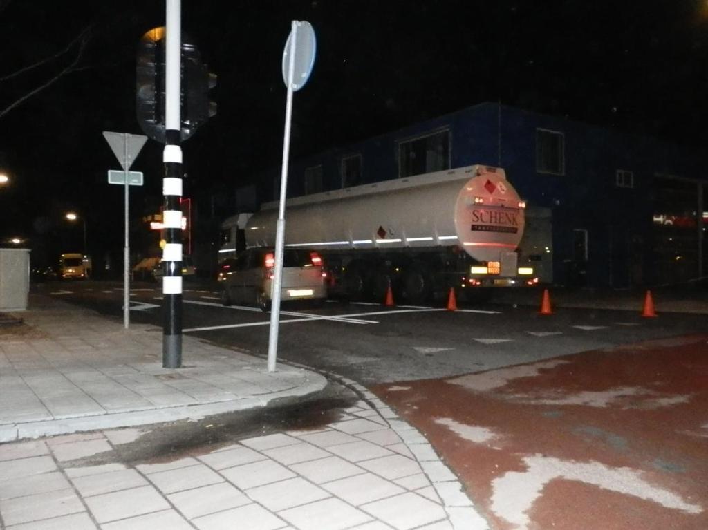 Wanneer dit samenvalt, kan de auto van de foto hieronder er niet door en moet daarom half op de Houtveldweg wachten.