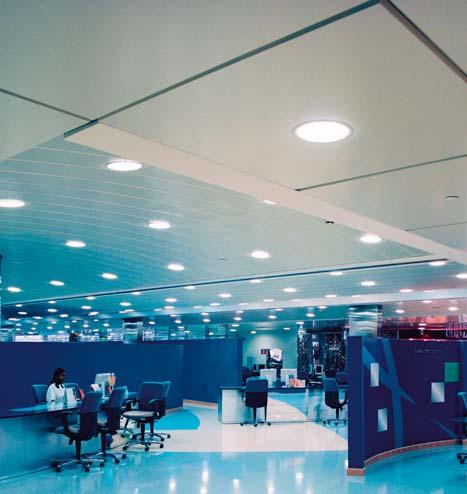 Boven : Changi Airport, Singapore Architect: CPG Consultants Pte Ltd Product : XL plafond Het XL paneel heeft een kleine