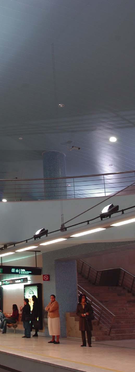 Rechts : Dnata Airline office, Dubai, UAE Architect: Arc Line Decor Product : Metalen gebogen paneel 300C Zonder