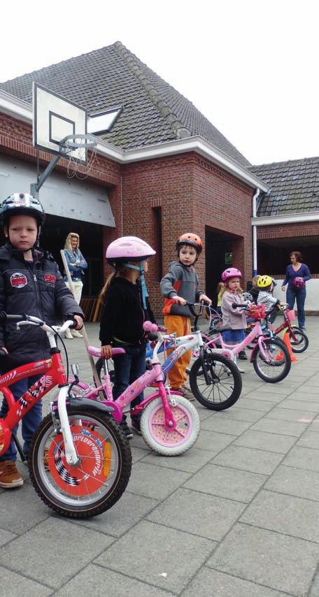 6 KIJK! IK FIETS Op een halve dag zetten we de kinderen met behulp van hun ouders op weg naar fietsen zonder steunwieltjes.