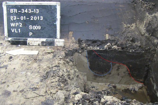 Tenslotte is tijdens de aanleg van de coupe door greppel S 009 paalspoor S 017 aangetroffen. Deze werd deels door de greppel oversneden en was 19 centimeter diep.