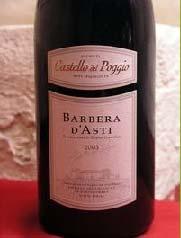 Italiaanse Wijn Rode wijn (Rosso) Barbera dásti Castello del Poggio Klassieke wijn uit Piemonte (omgeving Turijn). Robijn rode kleine purperen highlights.