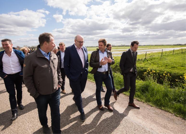 Bezoek Europees Landbouwcommissaris Phil Hogan Europees Landbouwcommissaris Phil Hogan was maandag 10 april jl. op bezoek bij melkveehouder Cor Honcoop in Eethen.