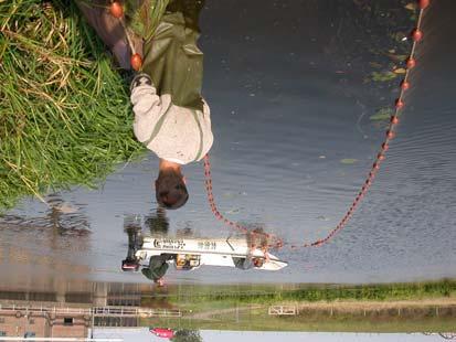 Stichting RAVON & Natuurbalans - Limes Divergens Zegen Een zegen is een lang net dat door het in een wijde cirkel door het water te trekken de daarin aanwezige vis insluit.