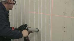 Zorg ervoor dat er een visuele verticale lijn uitgezet wordt met een tussenafstand van 1200mm. Dit kan voor professioneel gebruik door een laser of maak gebruik van een loodlijn.