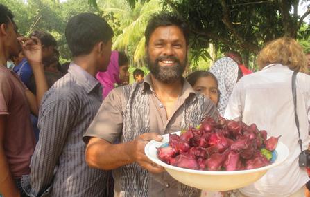 In een grote vijver bij hun huis kweekt Hossain Sultana de vrucht pani bhasol (Engels: Water Caltrop),