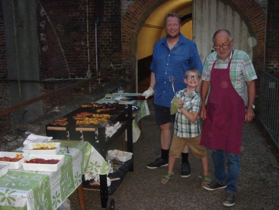 B.B.Q. Verslagje door Eddy Van Gool Waarvoor dank! Een geslaagde Barbecue bij de Verenigde Vogelvrienden Wommelgem.