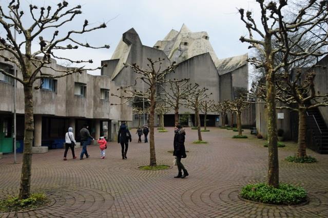 Maria Koningin van de Vredekerk in Neviges bij Velbert in Duitsland Een uur en twintig minuten duurt een reisje naar Velbert in het Bergische land, niet ver