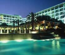 het strand van het Royal Beach hotel en de naast het hotel gelegen manta-duikschool Red Sea Sports Club. Kamers: Er zijn 242 kamers en suites.