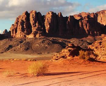 De grillige rotspartijen zijn kenmerkend voor dit gebied. Wadi Rum werd gebruikt als decor voor de film Lawrence of Arabia. Wadi Rum kan het beste per jeep of te voet verkend worden.