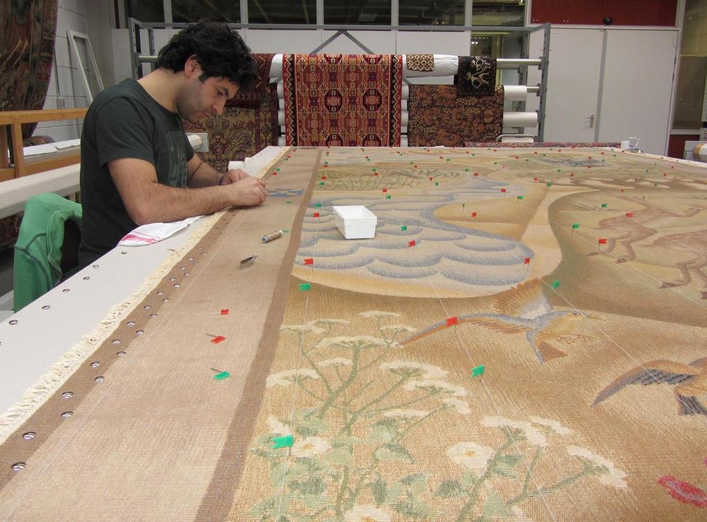 Het restauratieproces van elk tapijt nam één jaar in beslag en elk tapijt werd na de