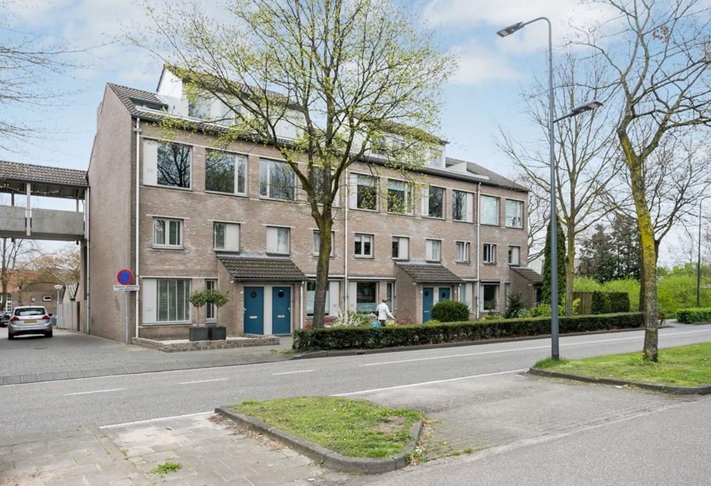 DEKEN VAN ROESTELLAAN 32 5243 GM ROSMALEN 162.500 K.K. Een op een aantrekkelijke locatie in het centrum van Rosmalen gelegen maisonnette/bovenwoning met berging en parkeervoorziening op eigen terrein.